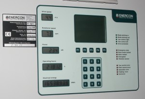 Echtzeit- Betriebsparameter auf der Anzeigetafel in einer Enercon E-101-FT, Nennleistung 3000 KW